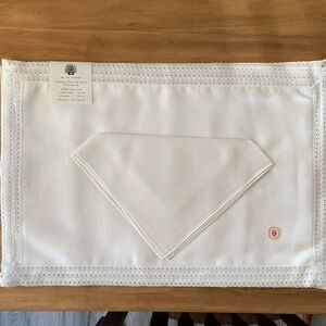 Fallani & Cohn inc. White Lace Trim Place Mat Set X4 & Napkin Set x4 (NWT)